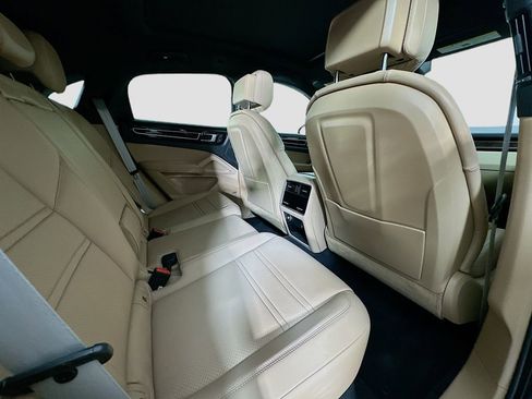 Used 2023 Porsche Cayenne Platinum Edition image 28
