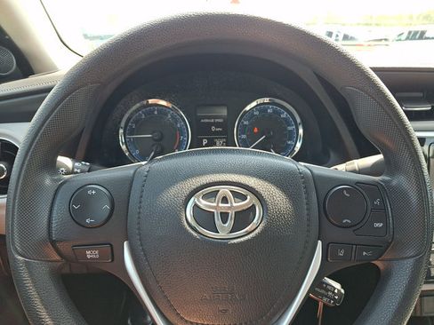 Used 2018 Toyota Corolla LE FWD image 17