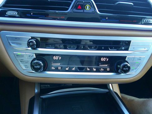 Used 2021 BMW 750i xDrive w/ Luxury Rear Seating Package AWD/4WD image 86