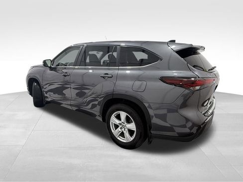 Used 2024 Toyota Highlander LE image 2