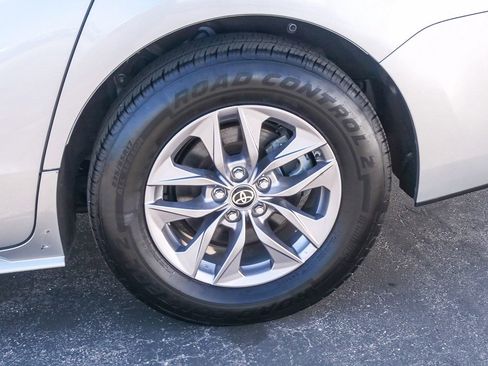 Used 2022 Toyota Sienna LE image 6