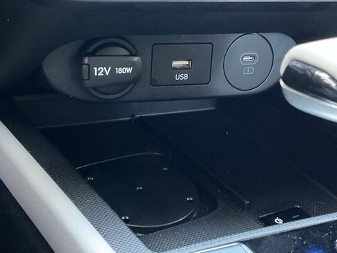 Used 2025 Hyundai Elantra Limited image 33