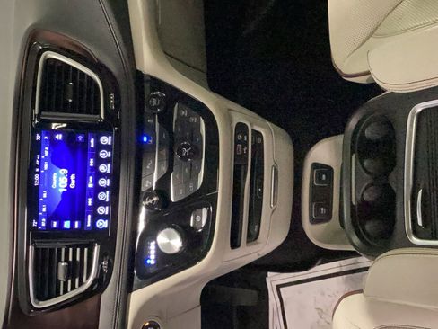 Used 2017 Chrysler Pacifica Limited image 16