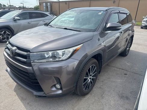 Used 2018 Toyota Highlander SE w/ Protection Package #3 AWD/4WD image 3