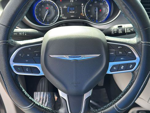 Used 2021 Chrysler Pacifica Touring-L image 12