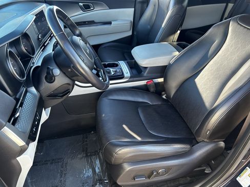 Used 2024 Kia Carnival LX image 19