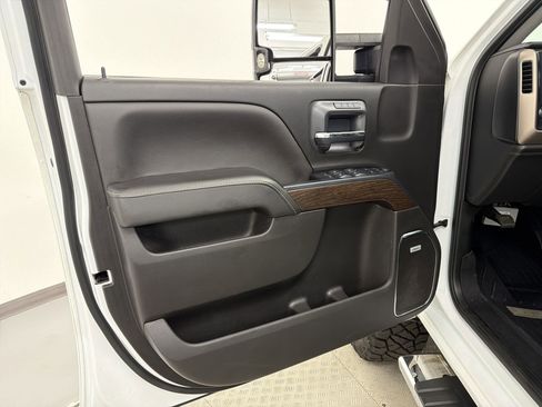 Used 2019 GMC Sierra 2500 Denali w/ Duramax Plus Package AWD/4WD image 22