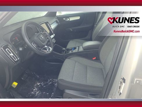 Used 2024 Volvo XC40 B5 Core image 11