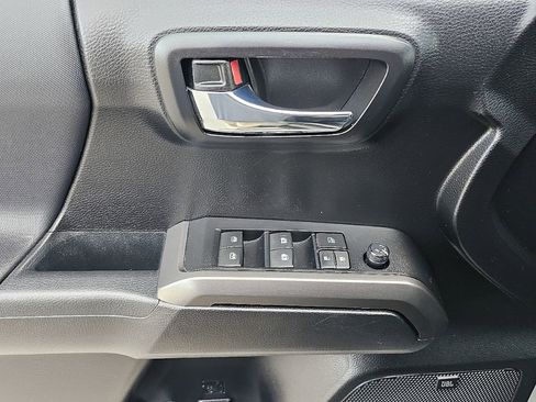 Used 2022 Toyota Tacoma TRD Off-Road w/ TRD Premium Off Road Package AWD/4WD image 24