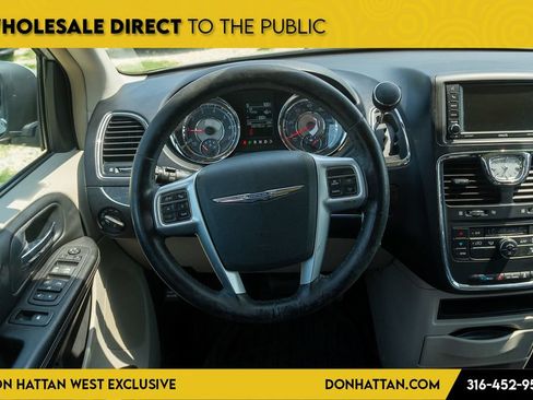 Used 2012 Chrysler Town & Country Touring w/ Entertainment Group #1 FWD image 5