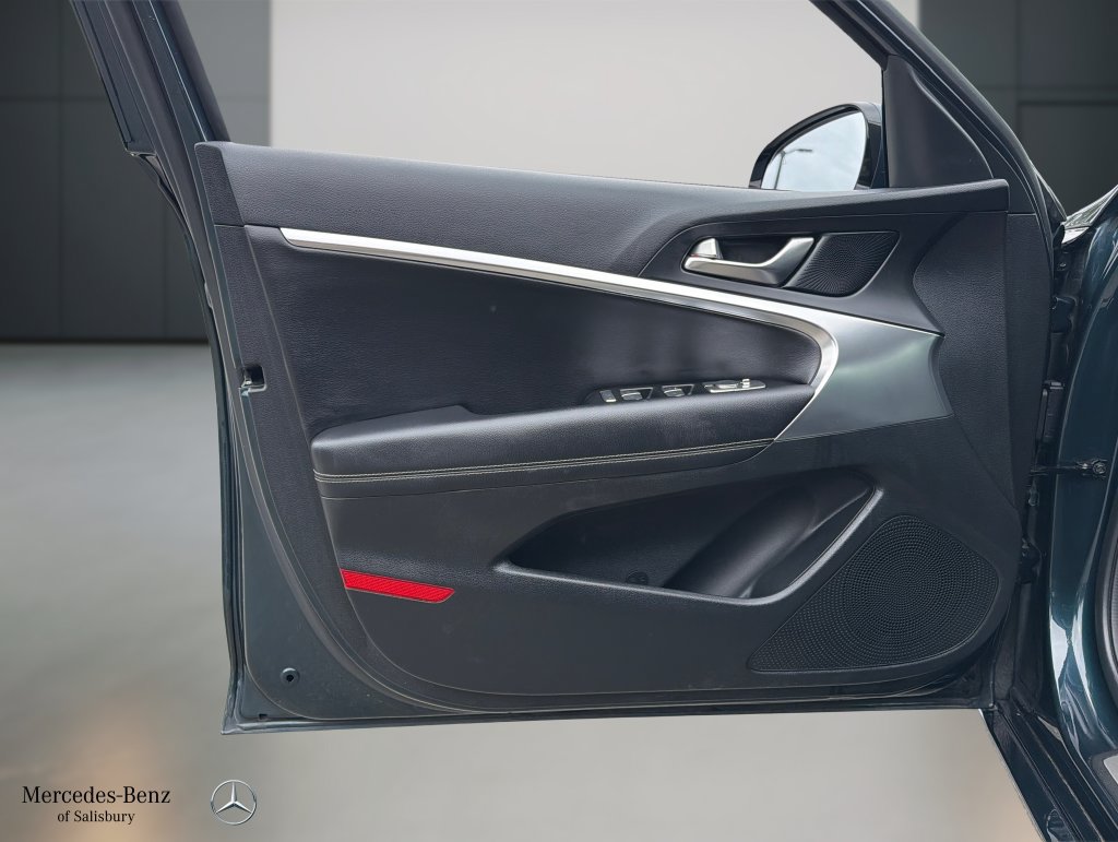 Used 2025 Genesis G70 2.5T RWD image 13