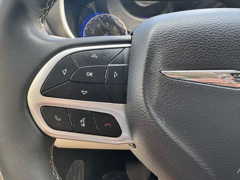 Used 2024 Chrysler Pacifica Touring-L FWD image 18