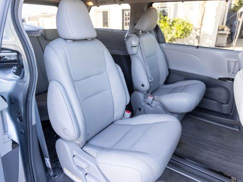 Used 2018 Toyota Sienna XLE image 15