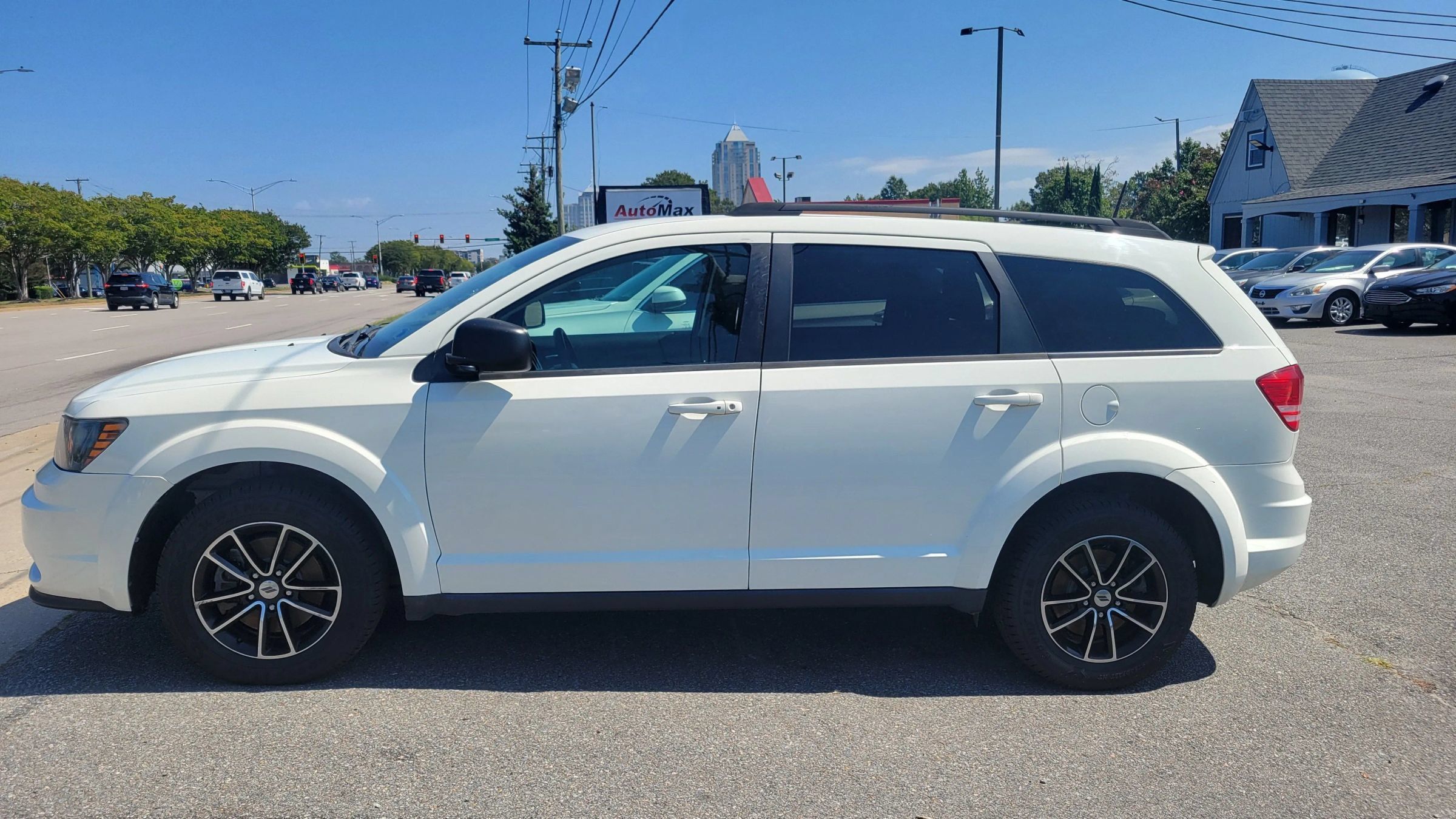 Used 2018 Dodge Journey SE w/ Blacktop Package FWD image 2