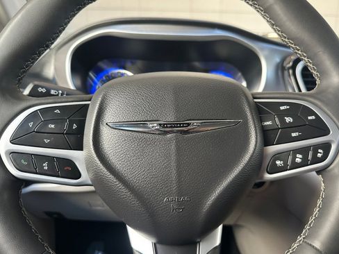 Used 2023 Chrysler Pacifica Touring-L image 36