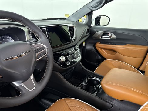 New 2026 Chrysler Pacifica Pinnacle image 28