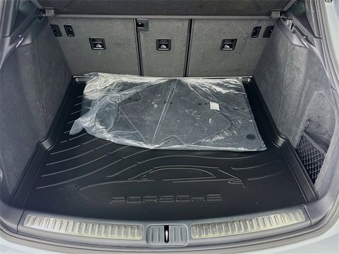 Certified 2025 Porsche Macan image 24