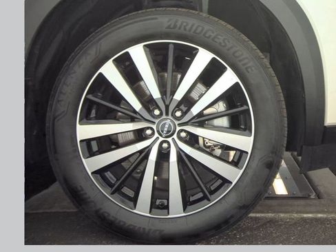 Used 2024 Nissan Pathfinder Platinum image 11