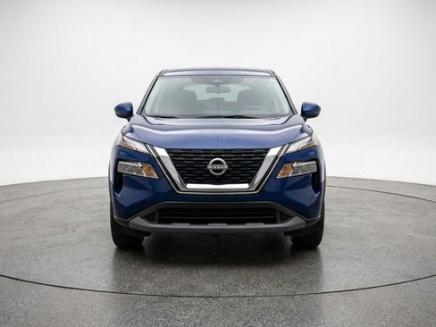 Used 2025 Nissan Rogue SV image 2