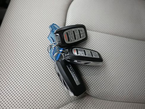Used 2020 Chrysler Pacifica Limited w/ Advanced Safetytec Group FWD image 69