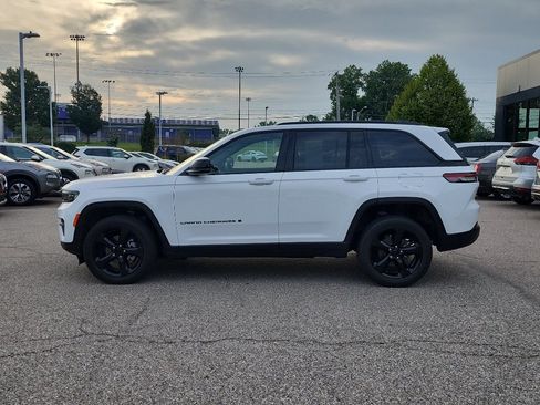 Used 2022 Jeep Grand Cherokee Altitude AWD/4WD image 4