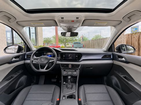 Used 2022 Volkswagen Taos SE FWD image 2
