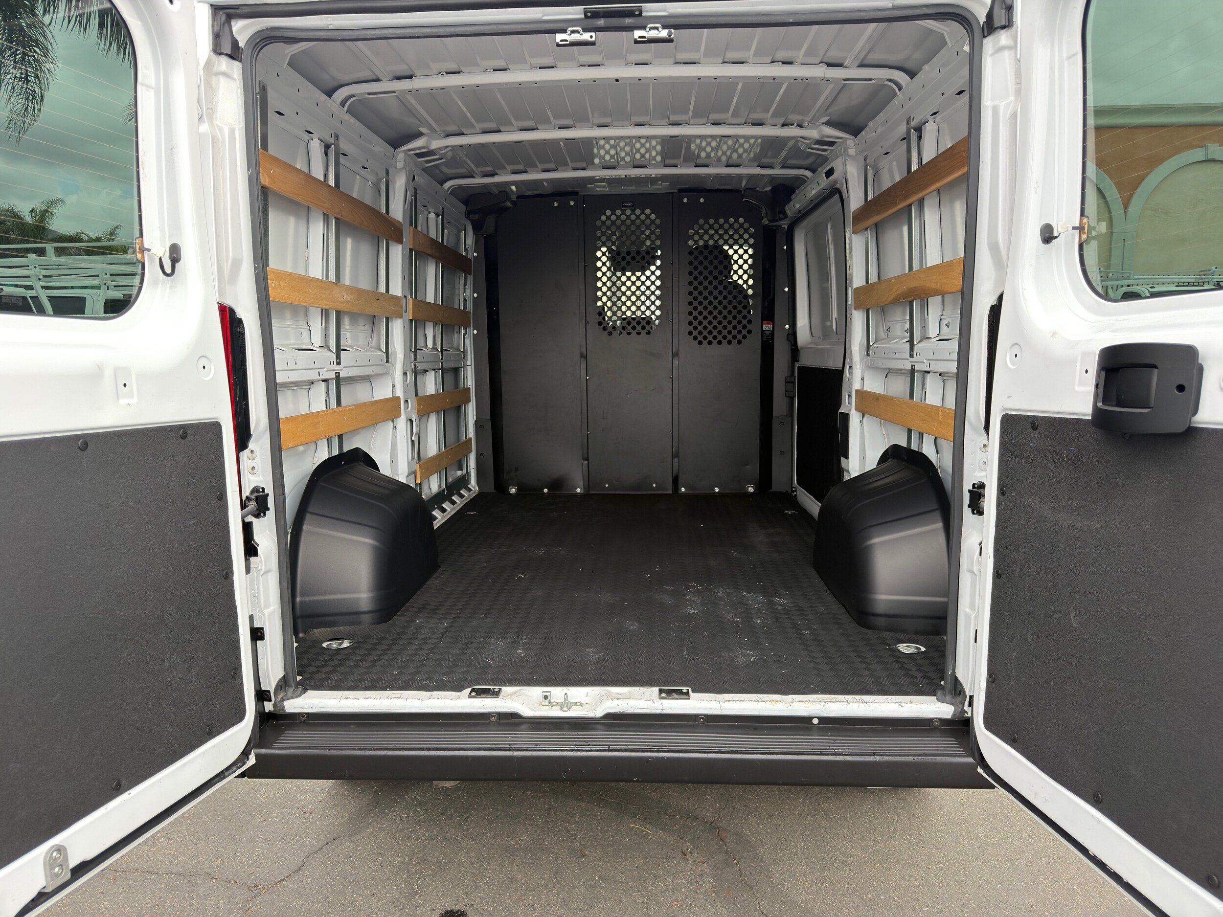 Used 2025 RAM ProMaster 2500 w/ U-Haul Equipment Group FWD image 17