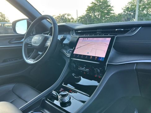 Used 2024 Jeep Grand Cherokee Limited image 24