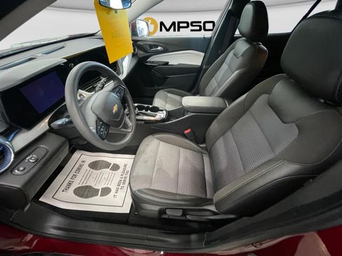 Used 2025 Chevrolet Trax LT FWD image 9