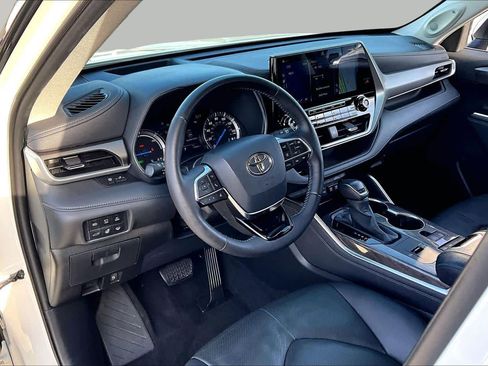 Used 2020 Toyota Highlander Platinum FWD image 17