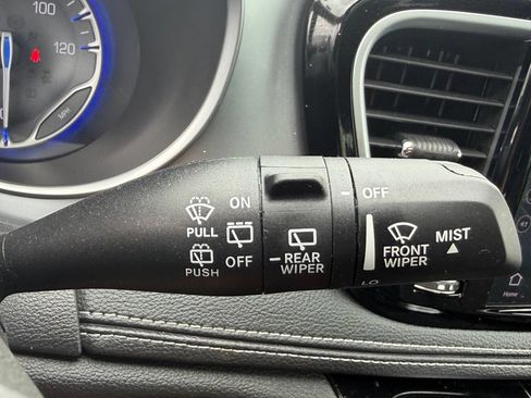 Used 2025 Chrysler Pacifica Limited FWD image 28