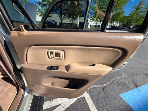 Used 2002 Toyota 4Runner SR5 AWD/4WD image 34