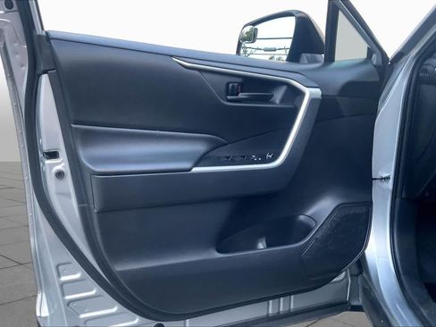 Used 2019 Toyota RAV4 LE FWD image 19