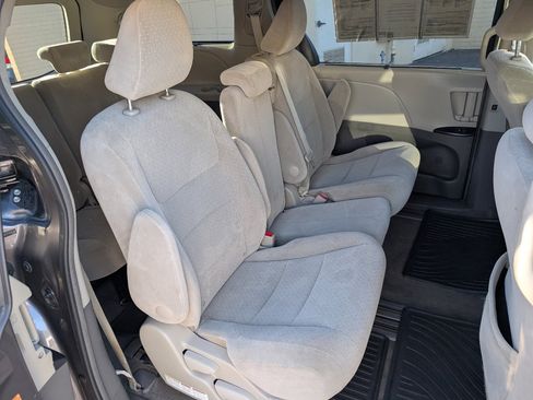 Used 2015 Toyota Sienna LE image 5