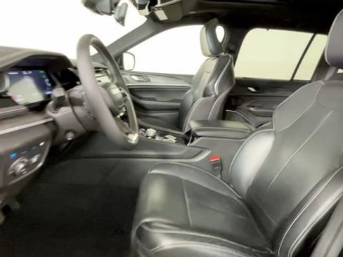 Used 2023 Jeep Grand Cherokee Overland w/ Luxury Tech Group IV AWD/4WD image 19