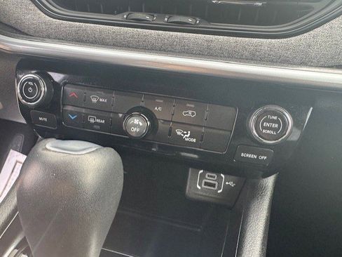 Used 2025 Jeep Compass Latitude image 21