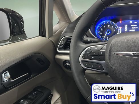 Used 2022 Chrysler Pacifica Touring-L image 12