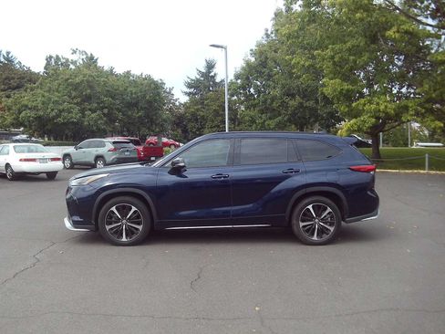 Used 2021 Toyota Highlander XSE FWD image 2