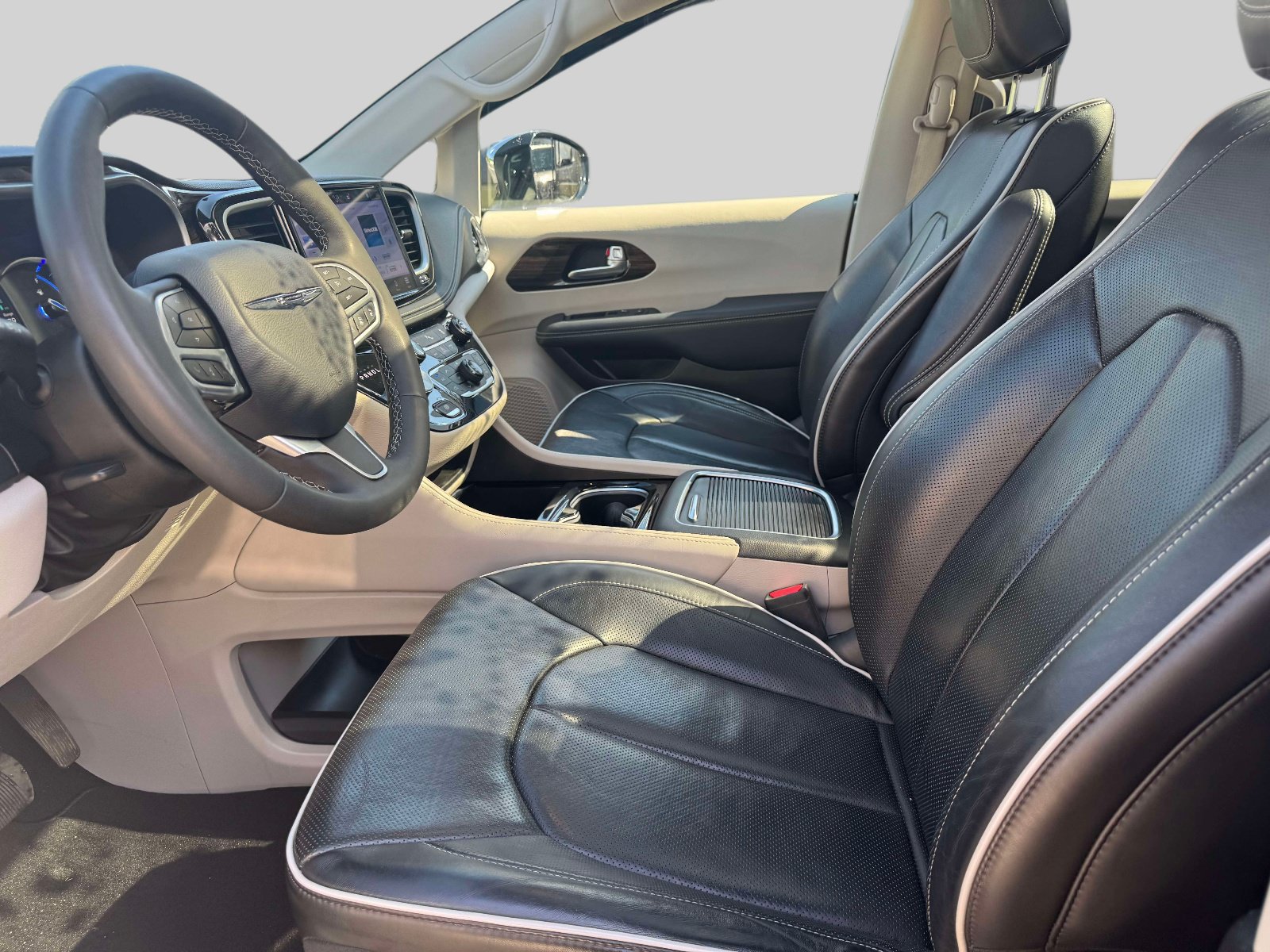 Used 2023 Chrysler Pacifica Limited FWD image 13