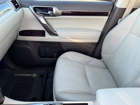 Used 2019 Lexus GX 460 Premium w/ Premium Package image 10