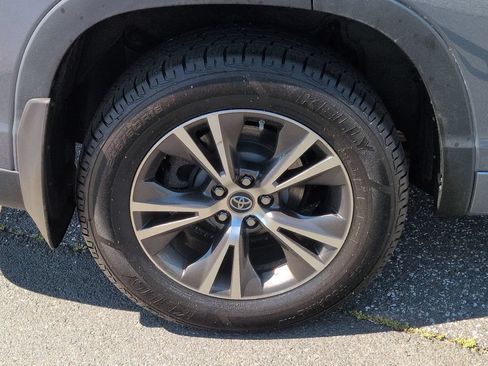 Used 2017 Toyota Highlander Plus AWD/4WD image 29