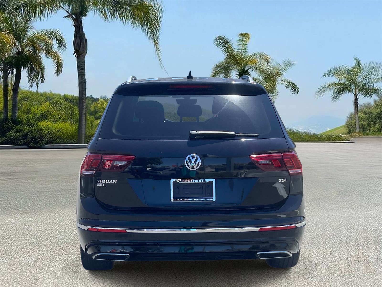 Used 2018 Volkswagen Tiguan SEL w/ R-Line Package FWD image 5