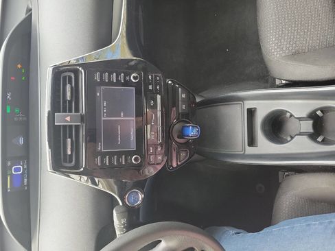 Used 2020 Toyota Prius LE AWD/4WD image 4