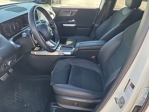 Used 2025 Mercedes-Benz GLB 250 image 5