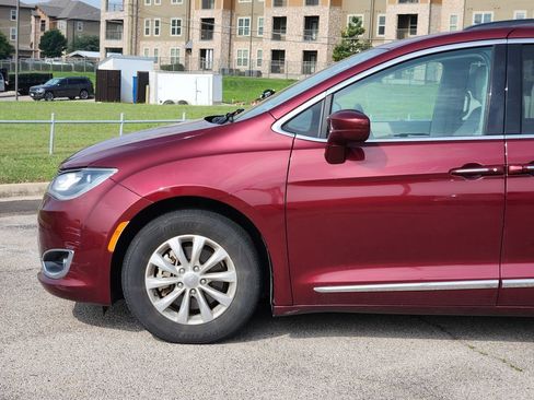 Used 2017 Chrysler Pacifica Touring-L FWD image 4