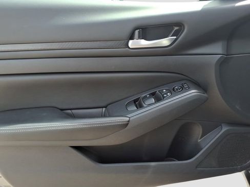 Used 2025 Nissan Altima 2.5 SV FWD image 17