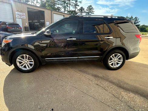 Used 2014 Ford Explorer XLT w/ Equipment Group 202A FWD image 2