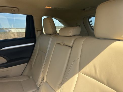 Used 2014 Toyota Highlander XLE image 10