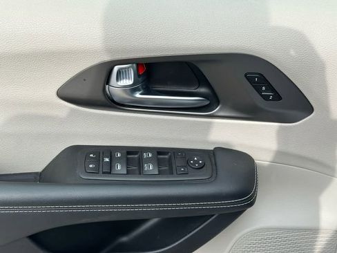 Used 2023 Chrysler Pacifica Touring-L FWD image 19