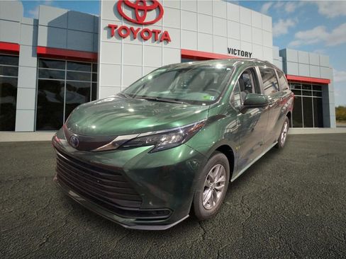 Used 2024 Toyota Sienna LE AWD/4WD image 5